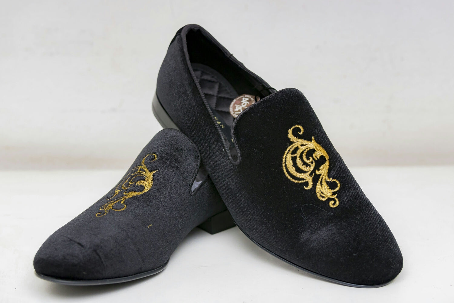 Black Shoe with Front Gold Pattern