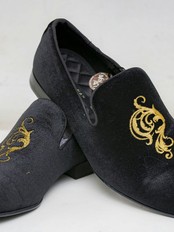 Black Shoe with Front Gold Pattern